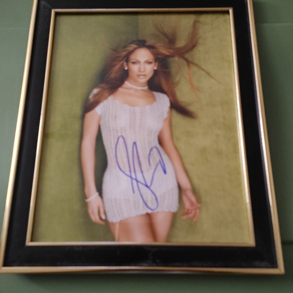 Authograf signed by JLO